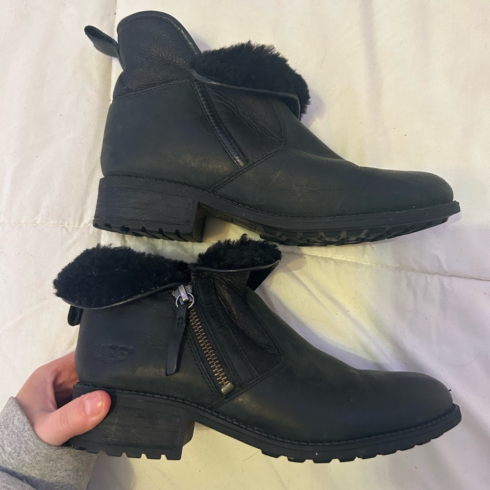 Uggs Zip Up booties ✨
